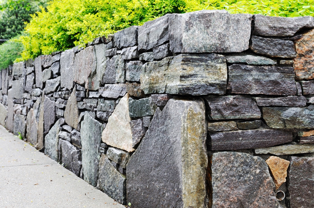 Joli mur de soutènement en pierres