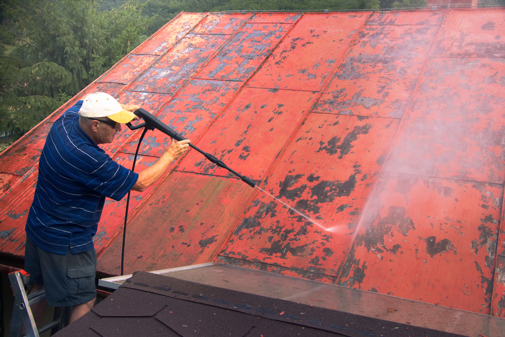 Nettoyage d'une toiture métallique vieillie et encrassée