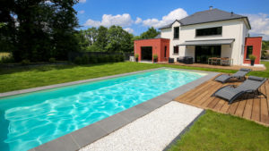 Aménagement extérieur piscine terrasse bois et transats